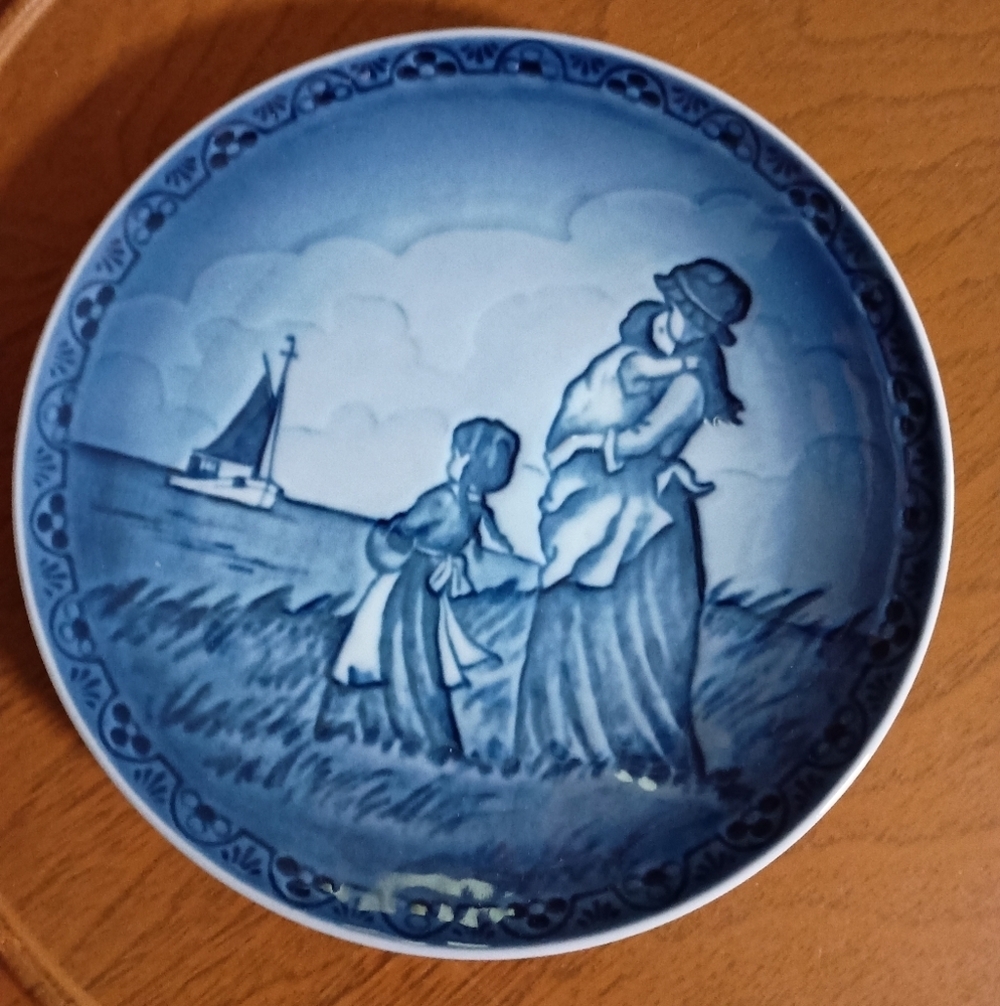 1989 Royal Copenhagen Mother and Child plate
